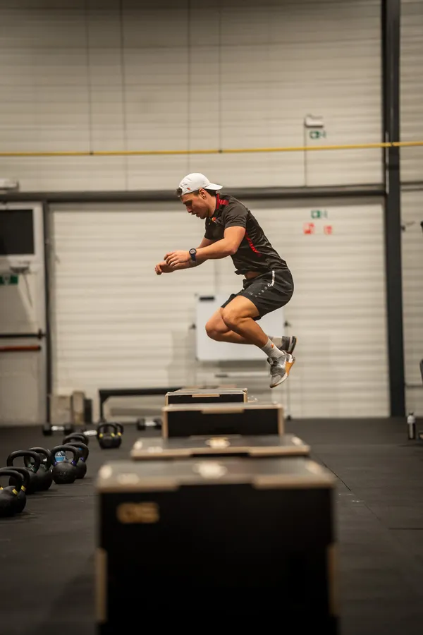 Un membre fait un box jump