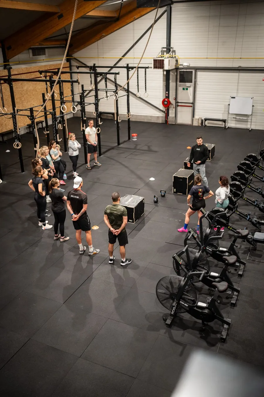Le groupe réuni autour du coach dans la box CrossFit Heritage